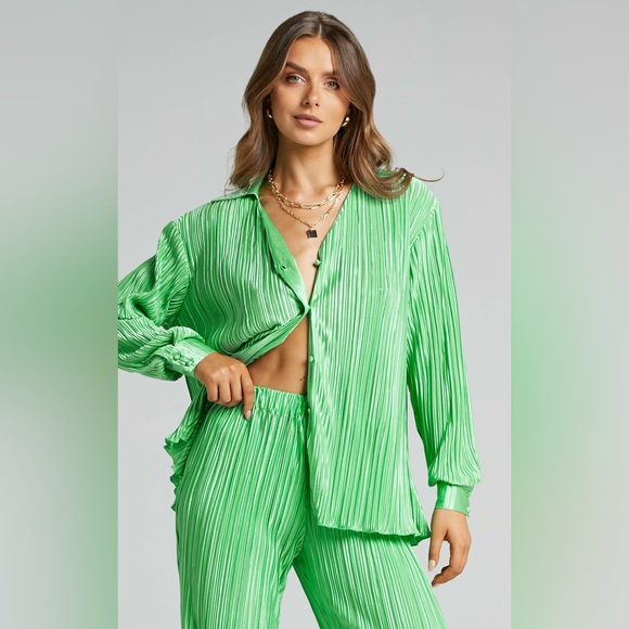 NWT SHOWPO BECA SHIRT PLISSE BUTTON UP IN BRIGHT GREEN - Picture 1 of 7